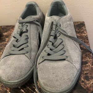Puma Men's Gray Suede classic tonal Sneakers - size 8
